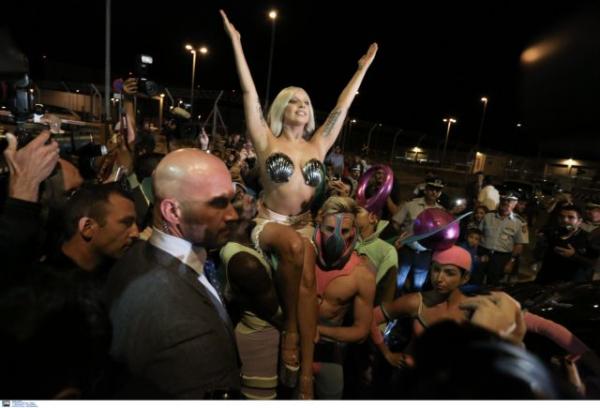 Σόου στο «Ελ. Βενιζέλος» από την εκκεντρική Lady Gaga