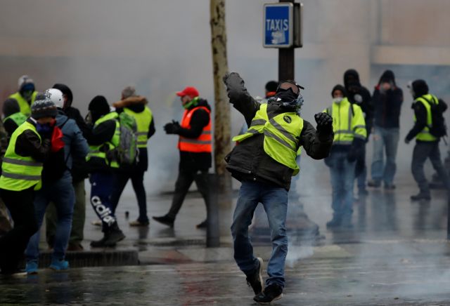 «Κίτρινα γιλέκα»: Την εφαρμογή των παραχωρήσεων επισπεύδει η κυβέρνηση Μακρόν