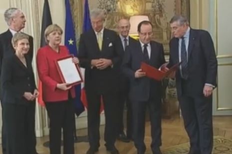 Διετή παράταση χωρίς χαλάρωση δίνει στον Ολάντ η Μέρκελ