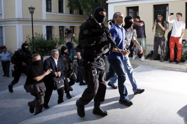 Αποκλείει η κυβέρνηση το ενδεχόμενο εκλογών μετά το ξήλωμα της ΧΑ