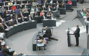 Στάινμπρουκ κατά Μέρκελ για την Ελλάδα