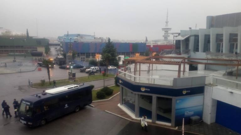 Αποφασισμένοι να μπουν στο Παλαί ντε Σπορ για την ομιλία Τσίπρα οι διαδηλωτές