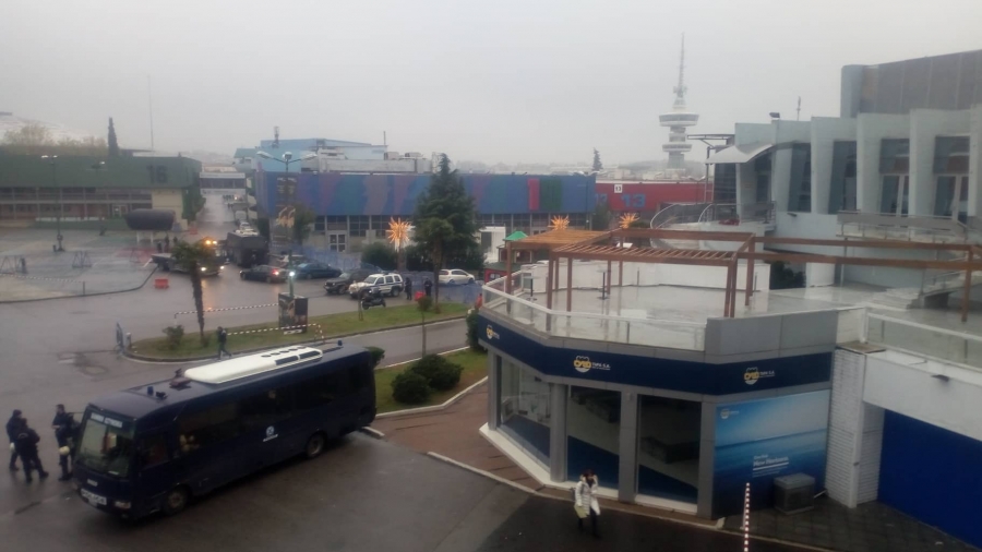 Αποφασισμένοι να μπουν στο Παλαί ντε Σπορ για την ομιλία Τσίπρα οι διαδηλωτές