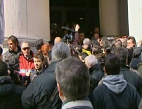 Ένταση, επεισόδια και τραυματισμοί στη διάρκεια συγκέντρωσης στο υπουργείο Υγείας