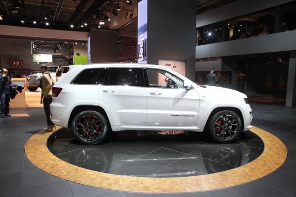 Διεθνής Έκθεση Αυτοκινήτου – Παρίσι 2012: JEEP Grand Cherokee STR8 white limited edtion