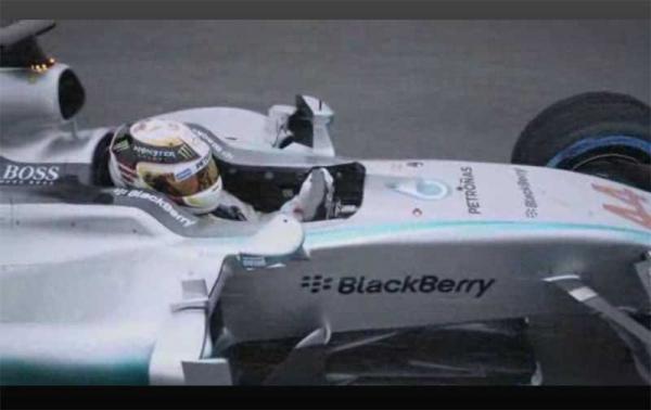 Ο Lewis Hamilton μας ξεναγεί στο circuit της Μελβούρνης