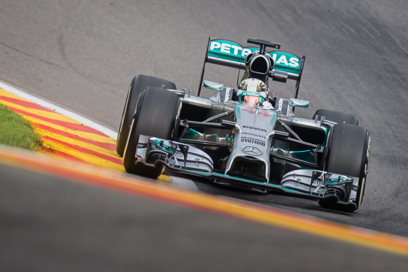 O Lewis Hamilton μας ξεναγεί στην πίστα της Monza