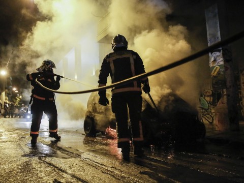 Μικροένταση στα Εξάρχεια με ένα καμμενο αυτοκίνητο μετά την πορεία για την Ηριάννα