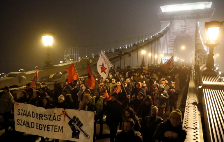 Ουγγαρία: Τρίτη νύχτα διαδηλώσεων κατά του Όρμπαν