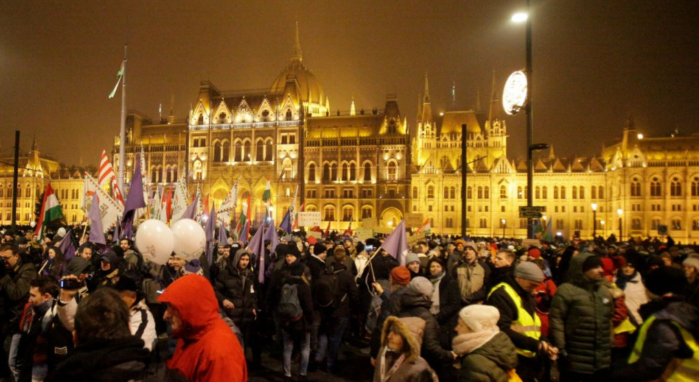 Βουδαπέστη: Χιλιάδες Ούγγροι διαδήλωσαν χθες κατά νόμων του Ορμπάν