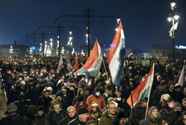 Διαδηλωτές στην Ουγγαρία έβγαλαν βουλευτές σηκωτούς από την κρατική τηλεόραση