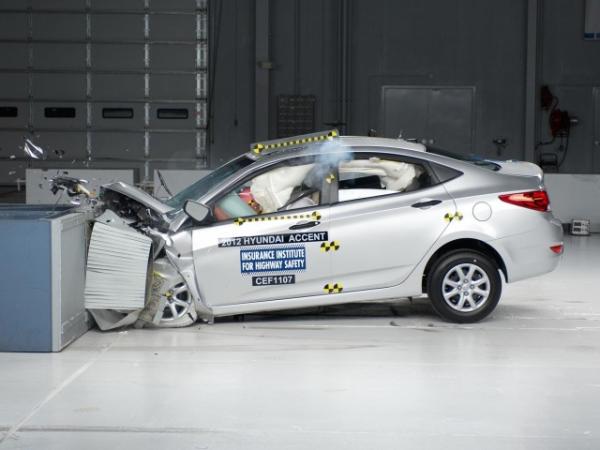 Hyundai Accent – IIHS Crash Test