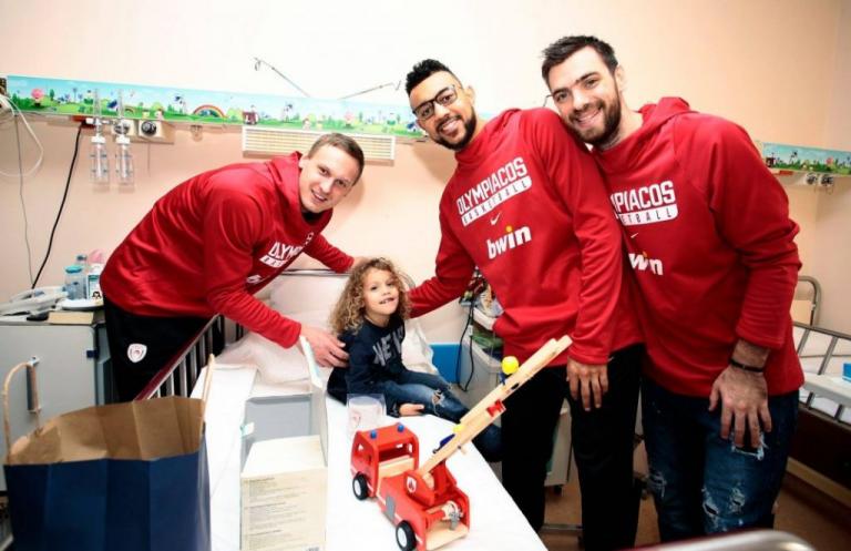 Ερυθρόλευκα… τρίποντα χαράς σε παιδιατρική πτέρυγα