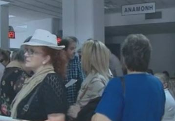 Οι συναταξιούχοι συνωστίζονται στο ΙΚΑ για να δώσουν ΑΜΚΑ και ΑΦΜ