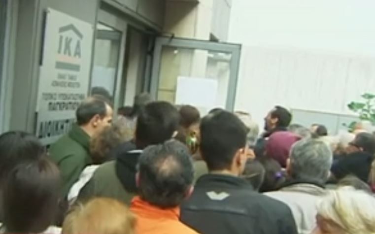 ΙΚΑ: Συνεχίζεται η ταλαιπωρία των ασφαλισμένων για τη θεώρηση των βιβλιαρίων