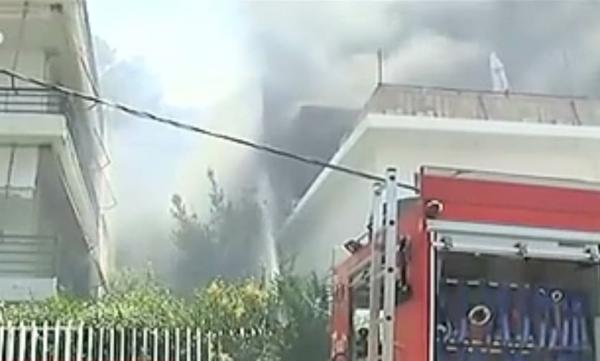 Υμηττός: Κάηκαν σπίτια, κινδύνευσαν άνθρωποι, μάχη για να σβήσει η φωτιά