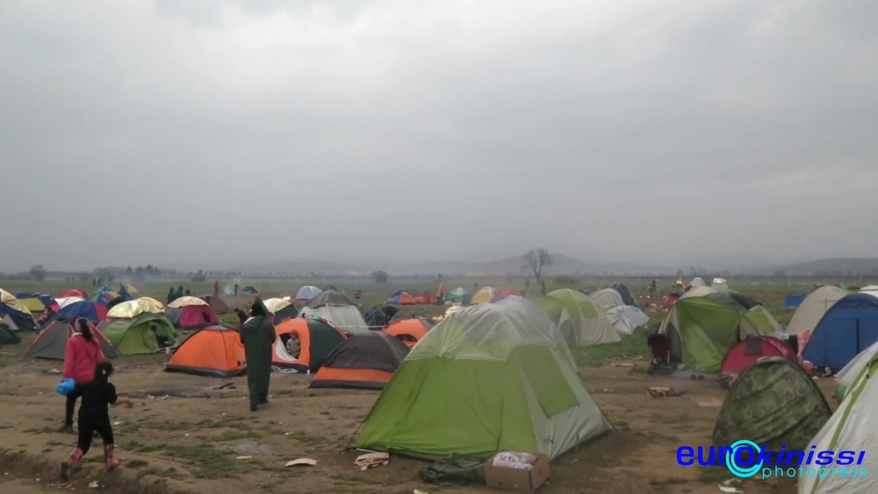 Δύσκολες οι συνθήκες στην Ειδομένη λόγω της βροχής