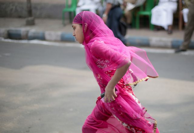 Περιέλουσαν με βενζίνη 15χρονη μαθήτρια στην Ινδία