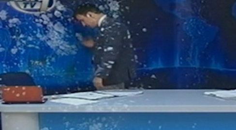 Γιαούρτια και αυγά κατά παρουσιαστή κατά τη διάρκεια δελτίου ειδήσεων