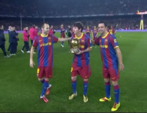 Έβρεξε γκολ σε Καμπ Νου και Μαδριγάλ με Μέσι…βροχοποιό      Ο Μέσι επιδεικνύει τη Χρυσή Μπάλα