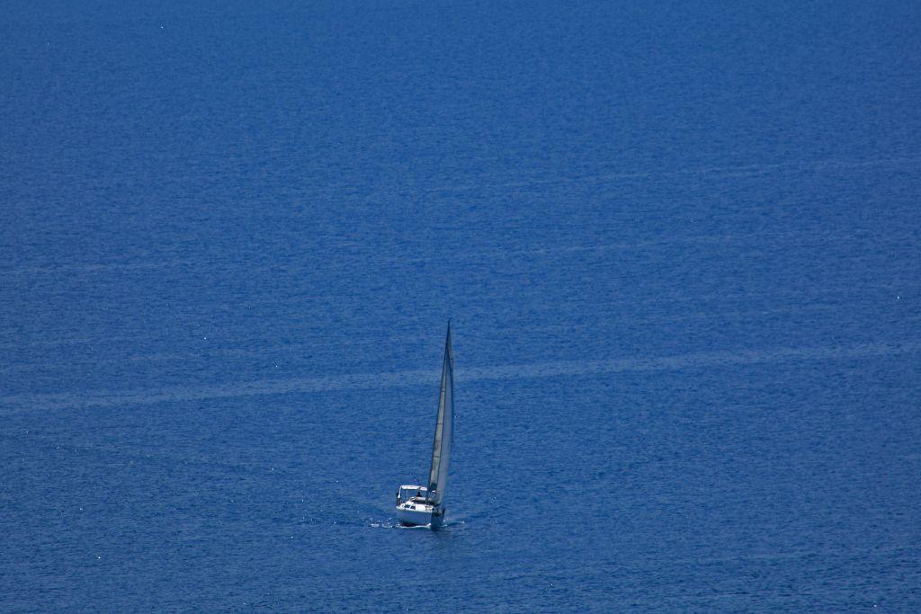 Ιστιοφόρο προσάραξε στα Λουτρά Καϊάφα – Μετέφερε πρόσφυγες