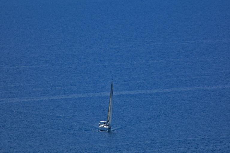 Ιστιοφόρο προσάραξε στα Λουτρά Καϊάφα – Μετέφερε πρόσφυγες