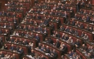 Περιμένουν τη παραίτηση Μπερλουσκόνι μέχρι τη Δευτέρα