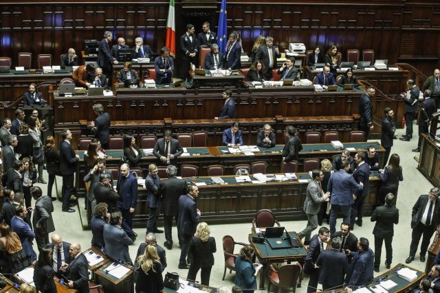 Ιταλία: Εν μέσω θύελλας «πέρασε» ο προϋπολογισμός από τη Βουλή