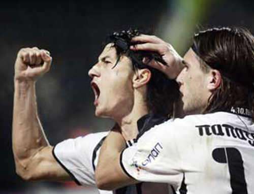 Μείωσε τη διαφορά από τη 2η θέση