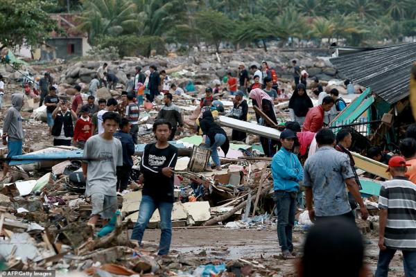 Τσουνάμι στην Ινδονησία : Βιβλική καταστροφή με 222 νεκρούς και 750 τραυματίες