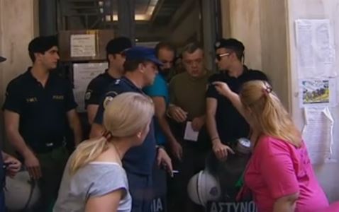 Διαμαρτυρία κατά της διαθεσιμότητας έξω από το ΥΠΟΙΚ