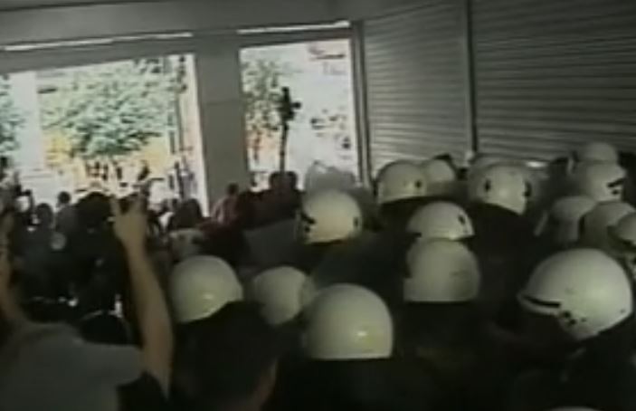 Επέμβαση των ΜΑΤ κατά των καθαριστριών έξω από το υπουργείο Οικονομικών