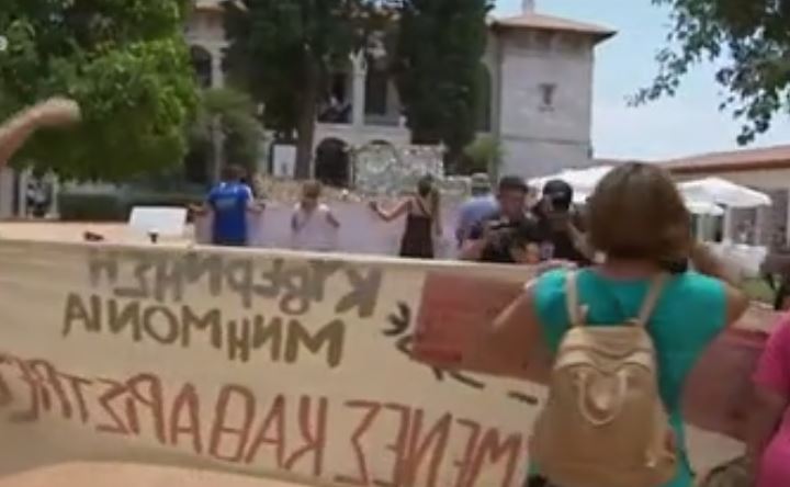 Διαμαρτυρία έξω από το Βυζαντινό Μουσείο έκαναν οι απολυμένες καθαρίστριες