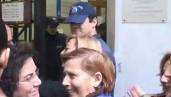 Απολυμένες καθαρίστριες: Υποδέχθηκαν με χειροκροτήματα τη Νάντια Βαλαβάνη