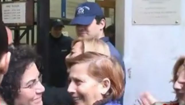 Απολυμένες καθαρίστριες: Υποδέχθηκαν με χειροκροτήματα τη Νάντια Βαλαβάνη