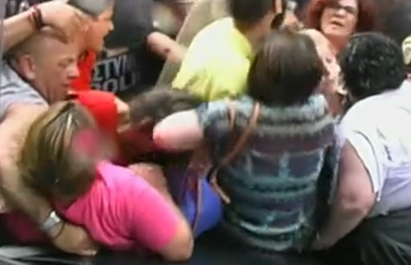 ΜΑΤ ενάντια στις καθαρίστριες έξω από το ΥΠΟΙΚ