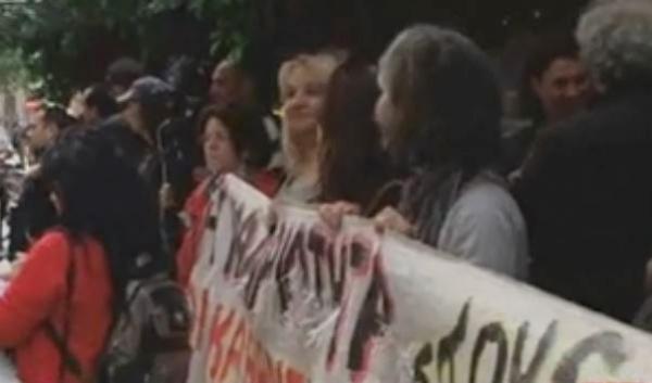 Μικροένταση και ατύχημα έξω από το ΥΠΟΙΚ, κατά την άφιξη της τρόικας