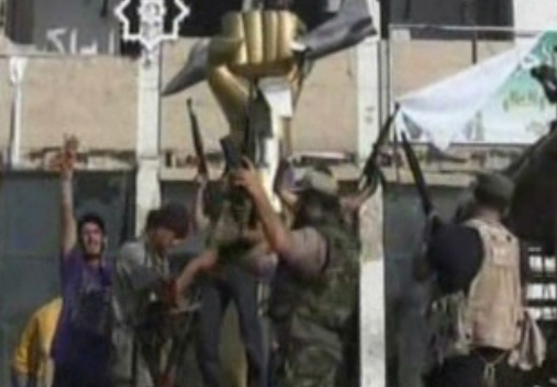 Κατέλαβαν οι εξεγερμένοι το αρχηγείο του Καντάφι