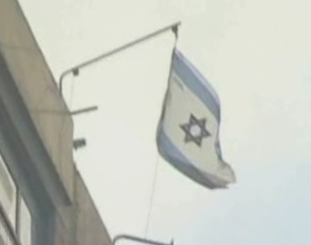 Τη σημαία της ισραηλινής πρεσβείας στο Κάιρο έκαψαν διαδηλωτές