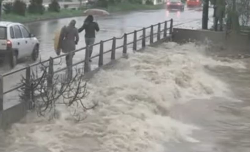 Ένας νεκρός και πολλά προβλήματα στην Αττική από την πρωινή νεροποντή