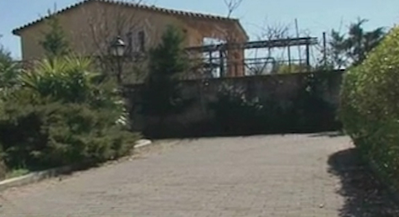 Αδίστακτοι κακοποιοί κράτησαν σε ομηρία και βασάνισαν τριμελή οικογένεια