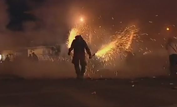 Καλαμάτα: Φαντασμαγορικό θέαμα από τους «γητευτές της σαΐτας»