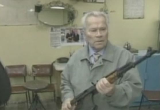 Πέθανε ο «πατέρας» του Καλάσνικοφ