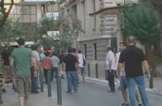 Επίθεση έξω από τα γραφεία της ΚΕΔΕ δέχθηκε ο Γ.Καμίνης