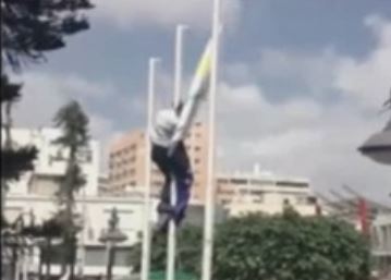 Μαθητές και φοιτητές στην Κύπρο υπέστειλαν τη σημαία της ΕΕ