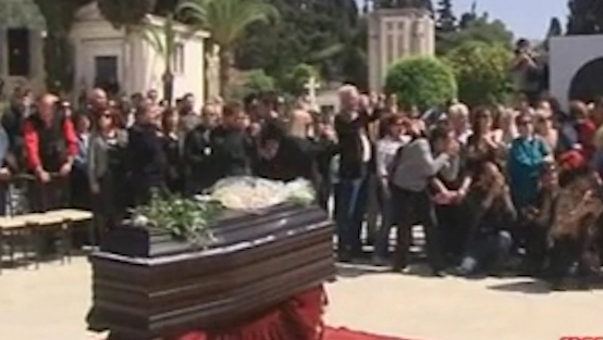 Πλήθος κόσμου στην πολιτική κηδεία του 77χρονου αυτόχειρα