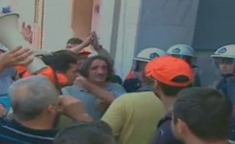 Διαμαρτυρία εργαζομένων στους ΟΤΑ έξω από τα γραφεία της ΔΗΜ.ΑΡ.