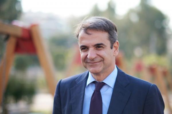 Βόλτα Μητσοτάκη στη Νέα Σμύρνη και η ατάκα στην κυρία με το καρότσι