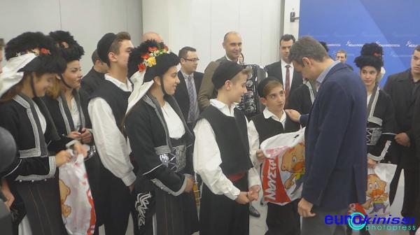 Παραδοσιακά κάλαντα στον πρόεδρο της ΝΔ από σύλλογο Κρητών