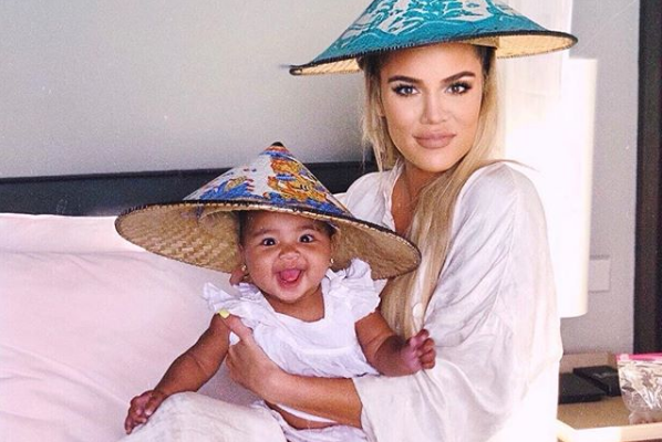Η Κλόε Καρντάσιαν έβαλε την κόρη της μέσα στην τσάντα της!